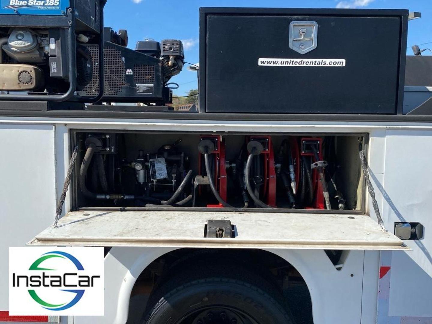 2017 Oxford White /Medium Earth Gray Ford F-550 XL (1FDUF5HT6HE) with an V8, 6.7L engine, 6-speed automatic transmission, located at 3147 E Independence Blvd, Charlotte, NC, 28205, 35.200268, -80.773651 - <b>Equipment</b><br>See what's behind you with the back up camera on this Ford F-550. With the keyless entry system on this 2017 Ford F-550 F Series Super Duty you can pop the trunk without dropping your bags from the store. The vehicle has four wheel drive capabilities. This Ford F-550 has a V8, 6. - Photo#8