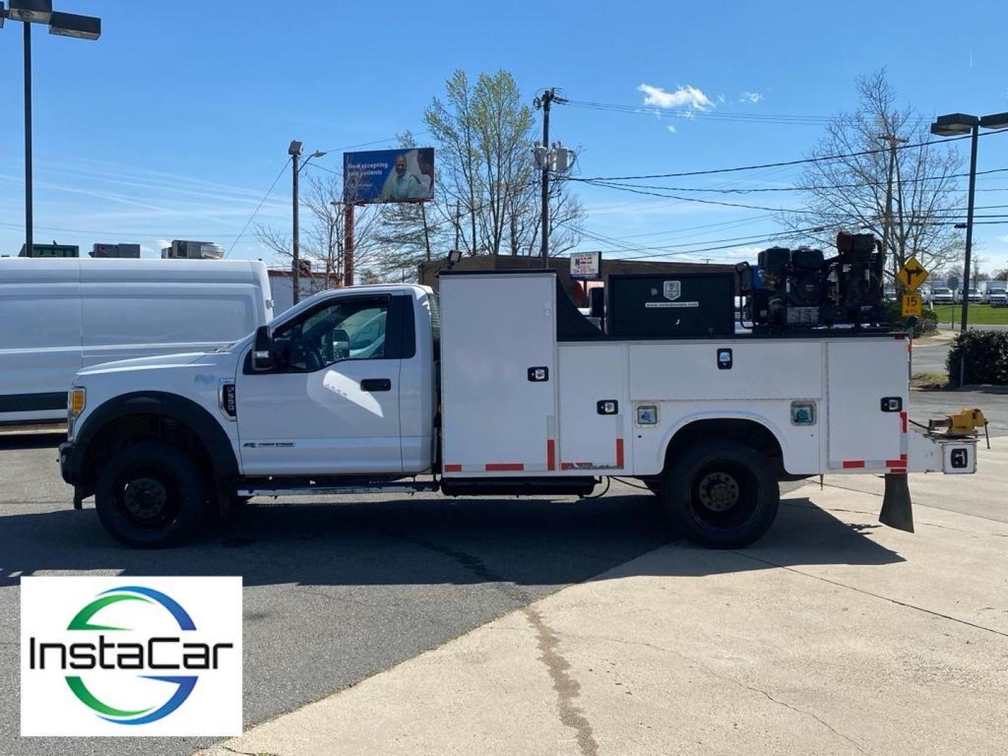 2017 Oxford White /Medium Earth Gray Ford F-550 XL (1FDUF5HT6HE) with an V8, 6.7L engine, 6-speed automatic transmission, located at 3147 E Independence Blvd, Charlotte, NC, 28205, 35.200268, -80.773651 - <b>Equipment</b><br>See what's behind you with the back up camera on this Ford F-550. With the keyless entry system on this 2017 Ford F-550 F Series Super Duty you can pop the trunk without dropping your bags from the store. The vehicle has four wheel drive capabilities. This Ford F-550 has a V8, 6. - Photo#13