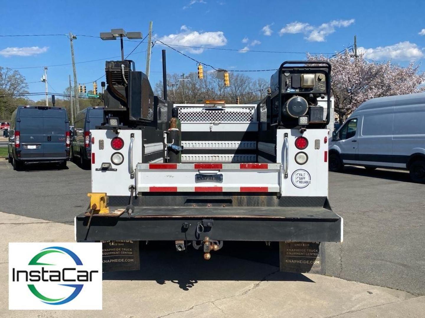 2017 Oxford White /Medium Earth Gray Ford F-550 XL (1FDUF5HT6HE) with an V8, 6.7L engine, 6-speed automatic transmission, located at 3147 E Independence Blvd, Charlotte, NC, 28205, 35.200268, -80.773651 - <b>Equipment</b><br>See what's behind you with the back up camera on this Ford F-550. With the keyless entry system on this 2017 Ford F-550 F Series Super Duty you can pop the trunk without dropping your bags from the store. The vehicle has four wheel drive capabilities. This Ford F-550 has a V8, 6. - Photo#15