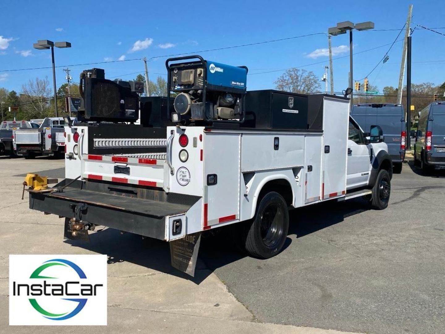 2017 Oxford White /Medium Earth Gray Ford F-550 XL (1FDUF5HT6HE) with an V8, 6.7L engine, 6-speed automatic transmission, located at 3147 E Independence Blvd, Charlotte, NC, 28205, 35.200268, -80.773651 - <b>Equipment</b><br>See what's behind you with the back up camera on this Ford F-550. With the keyless entry system on this 2017 Ford F-550 F Series Super Duty you can pop the trunk without dropping your bags from the store. The vehicle has four wheel drive capabilities. This Ford F-550 has a V8, 6. - Photo#16