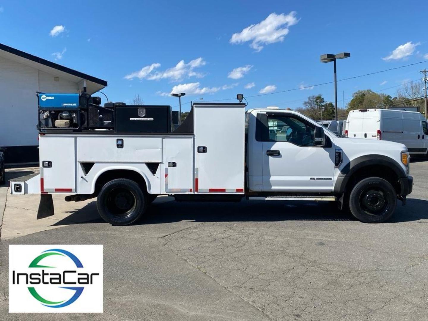 2017 Oxford White /Medium Earth Gray Ford F-550 XL (1FDUF5HT6HE) with an V8, 6.7L engine, 6-speed automatic transmission, located at 3147 E Independence Blvd, Charlotte, NC, 28205, 35.200268, -80.773651 - <b>Equipment</b><br>See what's behind you with the back up camera on this Ford F-550. With the keyless entry system on this 2017 Ford F-550 F Series Super Duty you can pop the trunk without dropping your bags from the store. The vehicle has four wheel drive capabilities. This Ford F-550 has a V8, 6. - Photo#17