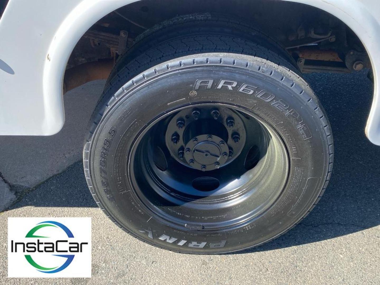 2017 Oxford White /Medium Earth Gray Ford F-550 XL (1FDUF5HT6HE) with an V8, 6.7L engine, 6-speed automatic transmission, located at 3147 E Independence Blvd, Charlotte, NC, 28205, 35.200268, -80.773651 - <b>Equipment</b><br>See what's behind you with the back up camera on this Ford F-550. With the keyless entry system on this 2017 Ford F-550 F Series Super Duty you can pop the trunk without dropping your bags from the store. The vehicle has four wheel drive capabilities. This Ford F-550 has a V8, 6. - Photo#18