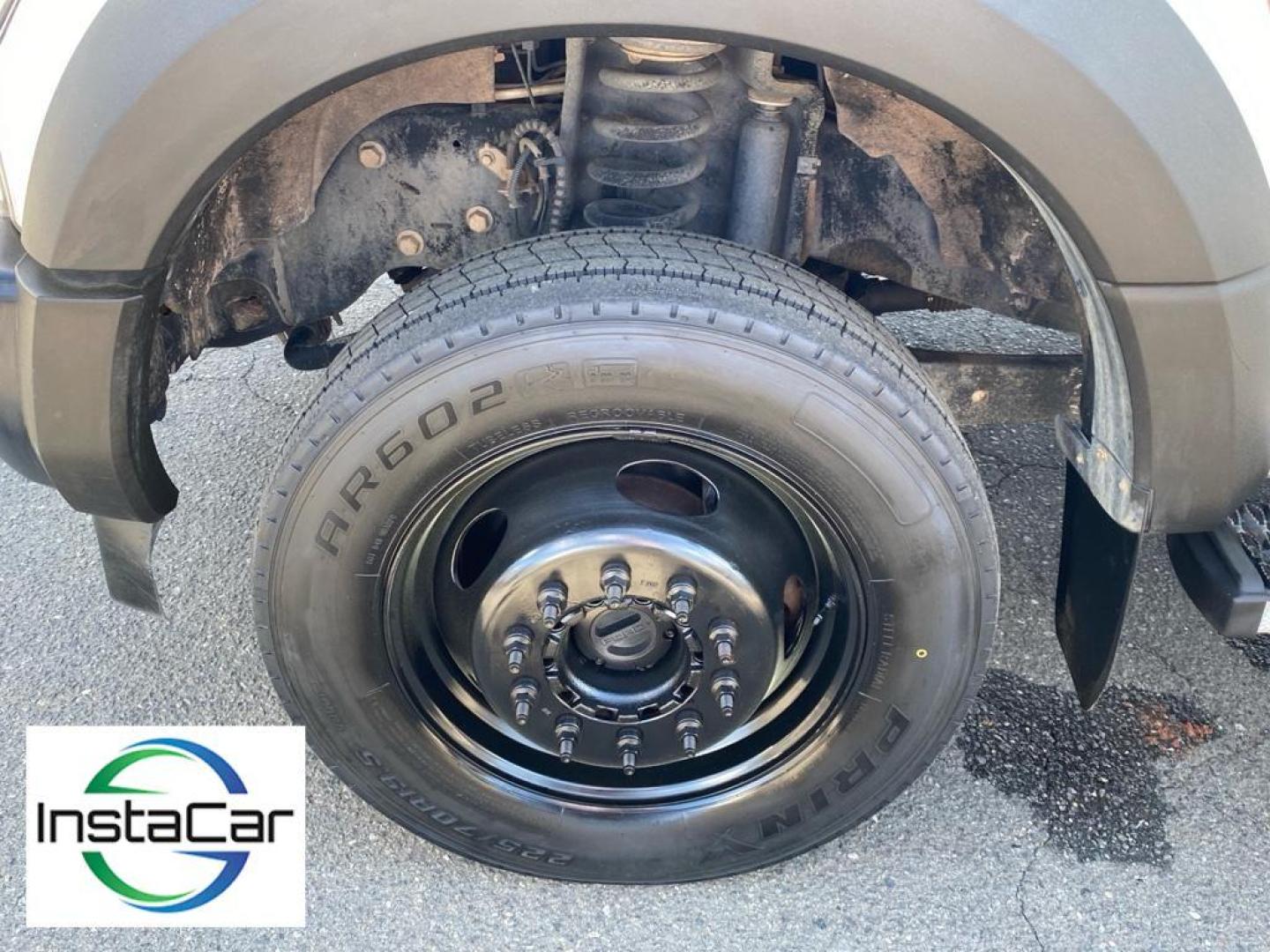 2017 Oxford White /Medium Earth Gray Ford F-550 XL (1FDUF5HT6HE) with an V8, 6.7L engine, 6-speed automatic transmission, located at 3147 E Independence Blvd, Charlotte, NC, 28205, 35.200268, -80.773651 - <b>Equipment</b><br>See what's behind you with the back up camera on this Ford F-550. With the keyless entry system on this 2017 Ford F-550 F Series Super Duty you can pop the trunk without dropping your bags from the store. The vehicle has four wheel drive capabilities. This Ford F-550 has a V8, 6. - Photo#20