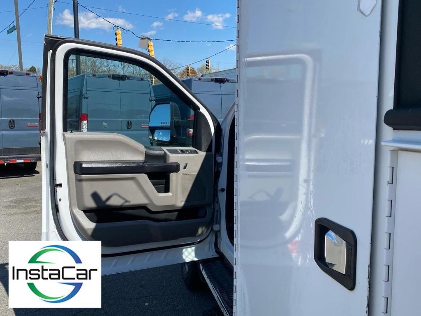 2017 Oxford White /Medium Earth Gray Ford F-550 XL (1FDUF5HT6HE) with an V8, 6.7L engine, 6-speed automatic transmission, located at 3147 E Independence Blvd, Charlotte, NC, 28205, 35.200268, -80.773651 - <b>Equipment</b><br>See what's behind you with the back up camera on this Ford F-550. With the keyless entry system on this 2017 Ford F-550 F Series Super Duty you can pop the trunk without dropping your bags from the store. The vehicle has four wheel drive capabilities. This Ford F-550 has a V8, 6. - Photo#22