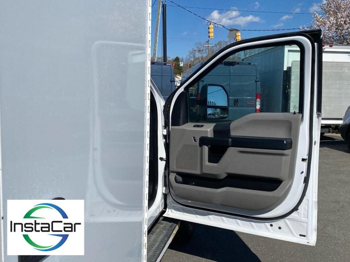 2017 Oxford White /Medium Earth Gray Ford F-550 XL (1FDUF5HT6HE) with an V8, 6.7L engine, 6-speed automatic transmission, located at 3147 E Independence Blvd, Charlotte, NC, 28205, 35.200268, -80.773651 - <b>Equipment</b><br>See what's behind you with the back up camera on this Ford F-550. With the keyless entry system on this 2017 Ford F-550 F Series Super Duty you can pop the trunk without dropping your bags from the store. The vehicle has four wheel drive capabilities. This Ford F-550 has a V8, 6. - Photo#24