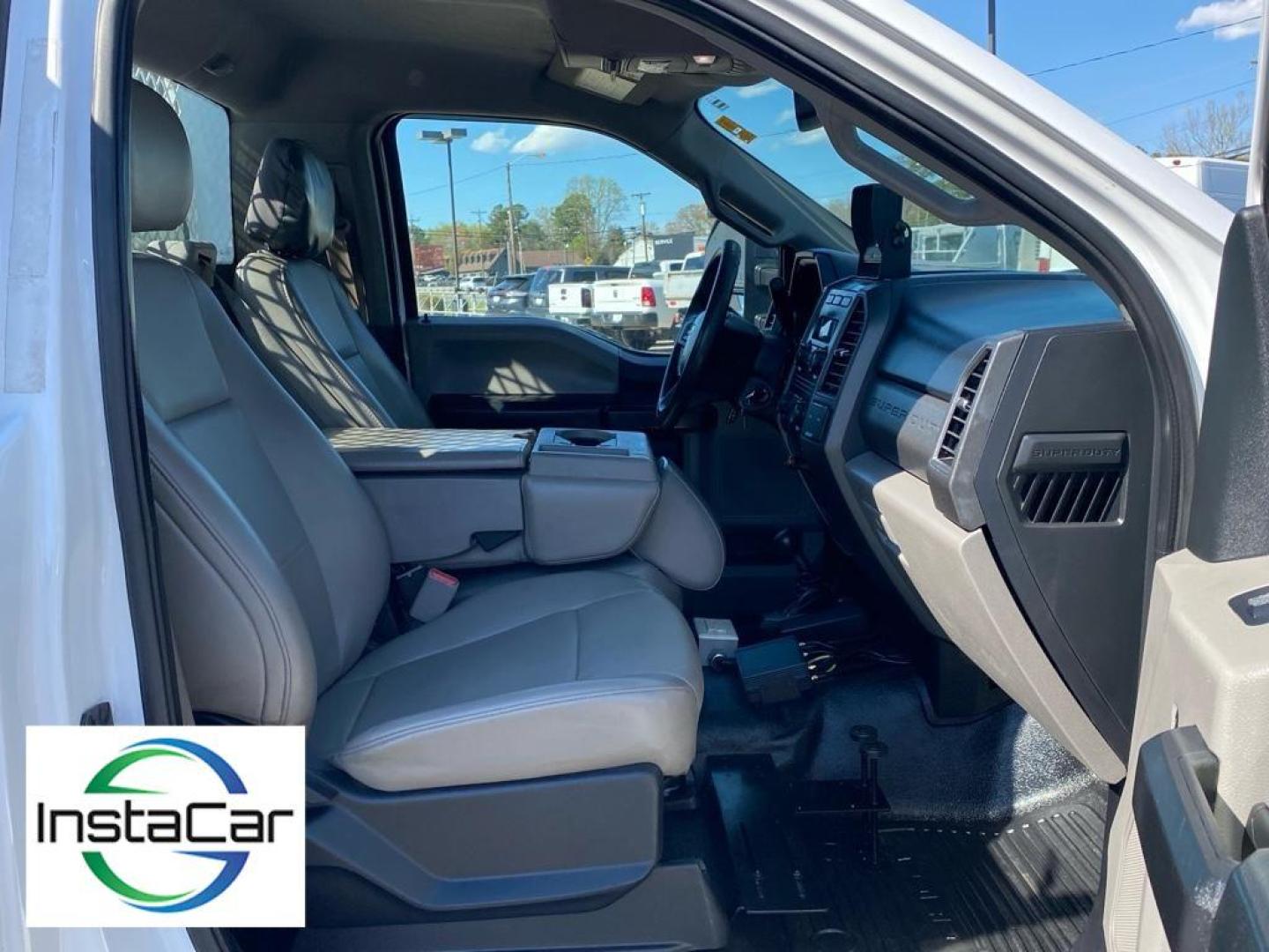 2017 Oxford White /Medium Earth Gray Ford F-550 XL (1FDUF5HT6HE) with an V8, 6.7L engine, 6-speed automatic transmission, located at 3147 E Independence Blvd, Charlotte, NC, 28205, 35.200268, -80.773651 - <b>Equipment</b><br>See what's behind you with the back up camera on this Ford F-550. With the keyless entry system on this 2017 Ford F-550 F Series Super Duty you can pop the trunk without dropping your bags from the store. The vehicle has four wheel drive capabilities. This Ford F-550 has a V8, 6. - Photo#26