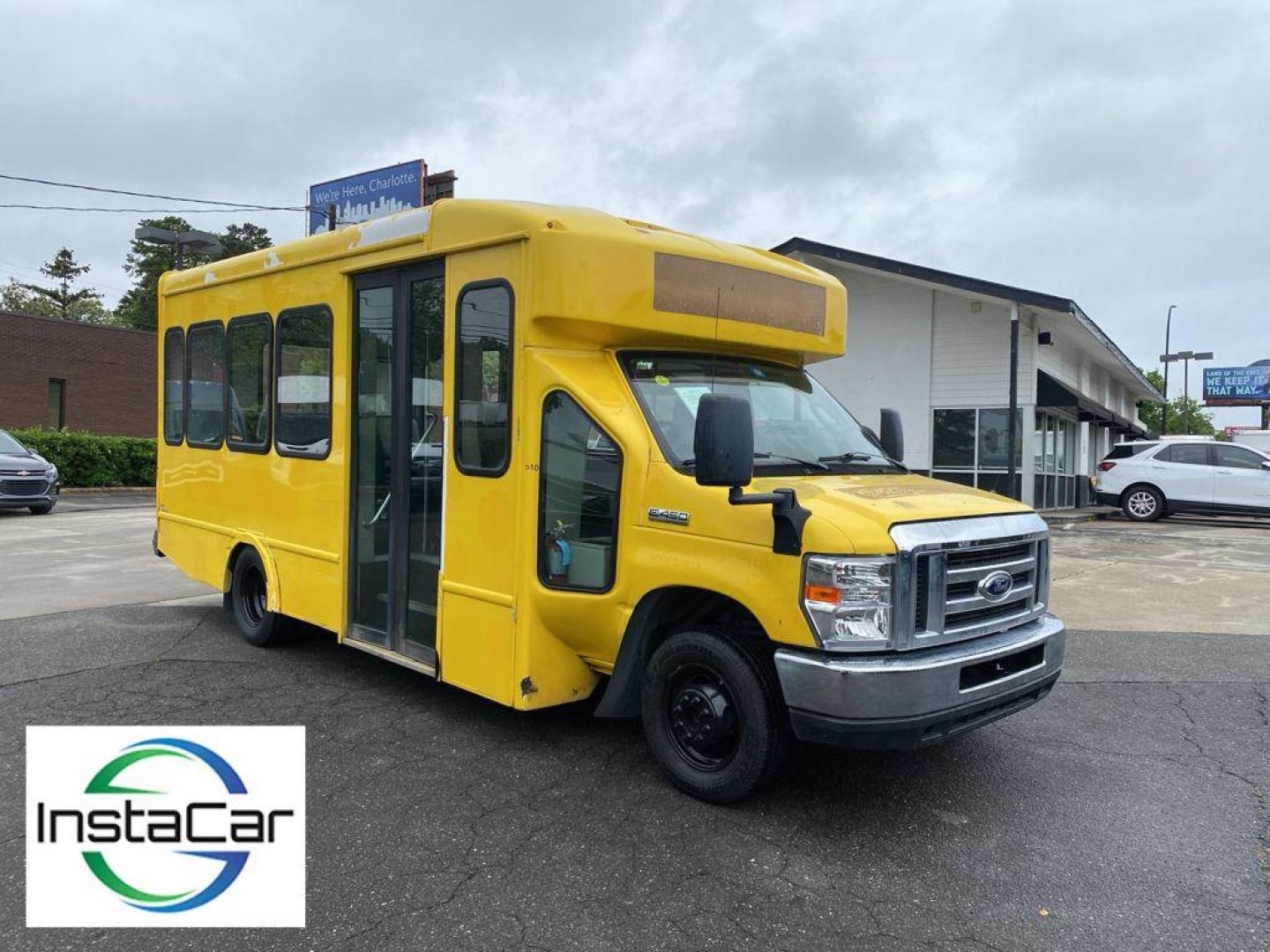 2019 Oxford White /Medium Flint Ford E-450 Super Duty Base (1FDFE4FS8KD) with an V10, 6.8L (415 CID) engine, 6-speed automatic transmission, located at 3147 E Independence Blvd, Charlotte, NC, 28205, 35.200268, -80.773651 - <b>Equipment</b><br>The vehicle shines with clean polished lines coated with an elegant white finish. This 2019 Ford E-450 Super Duty E-Series has a V10, 6.8L (415 CID) high output engine. This unit is rear wheel drive. Maintaining a stable interior temperature in this 1 1/2 ton van is easy with the - Photo#4