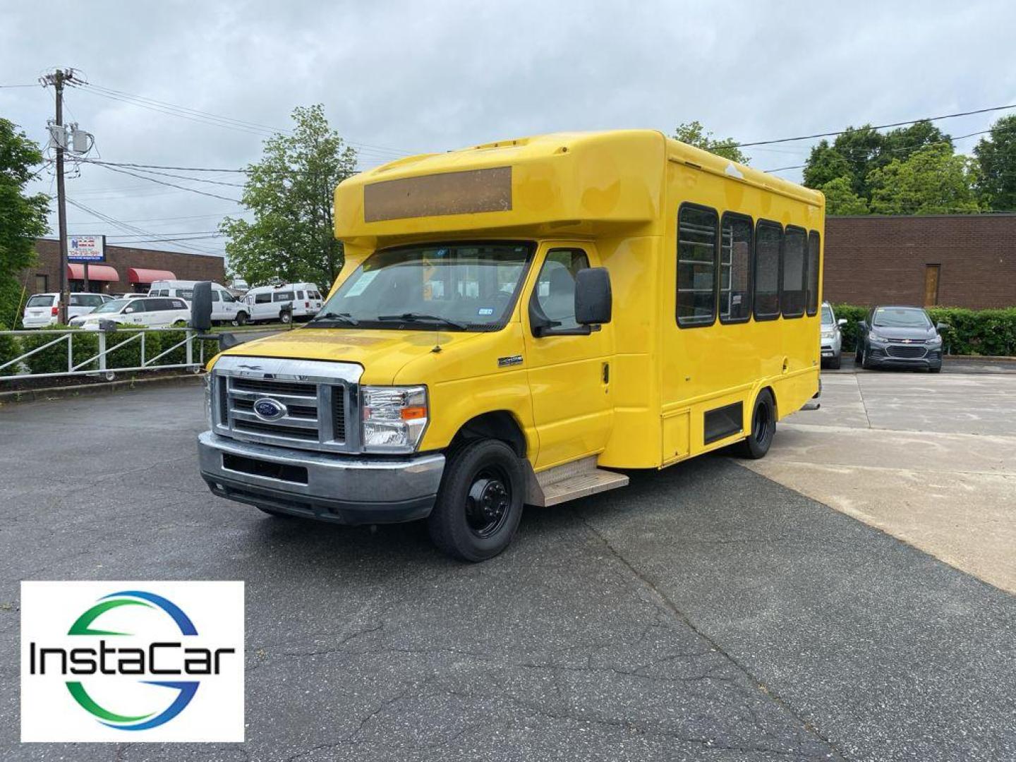 2019 Oxford White /Medium Flint Ford E-450 Super Duty Base (1FDFE4FS8KD) with an V10, 6.8L (415 CID) engine, 6-speed automatic transmission, located at 3147 E Independence Blvd, Charlotte, NC, 28205, 35.200268, -80.773651 - <b>Equipment</b><br>The vehicle shines with clean polished lines coated with an elegant white finish. This 2019 Ford E-450 Super Duty E-Series has a V10, 6.8L (415 CID) high output engine. This unit is rear wheel drive. Maintaining a stable interior temperature in this 1 1/2 ton van is easy with the - Photo#6