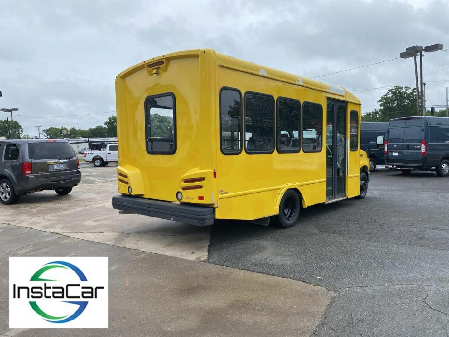 2019 Oxford White /Medium Flint Ford E-450 Super Duty Base (1FDFE4FS8KD) with an V10, 6.8L (415 CID) engine, 6-speed automatic transmission, located at 3147 E Independence Blvd, Charlotte, NC, 28205, 35.200268, -80.773651 - <b>Equipment</b><br>The vehicle shines with clean polished lines coated with an elegant white finish. This 2019 Ford E-450 Super Duty E-Series has a V10, 6.8L (415 CID) high output engine. This unit is rear wheel drive. Maintaining a stable interior temperature in this 1 1/2 ton van is easy with the - Photo#10