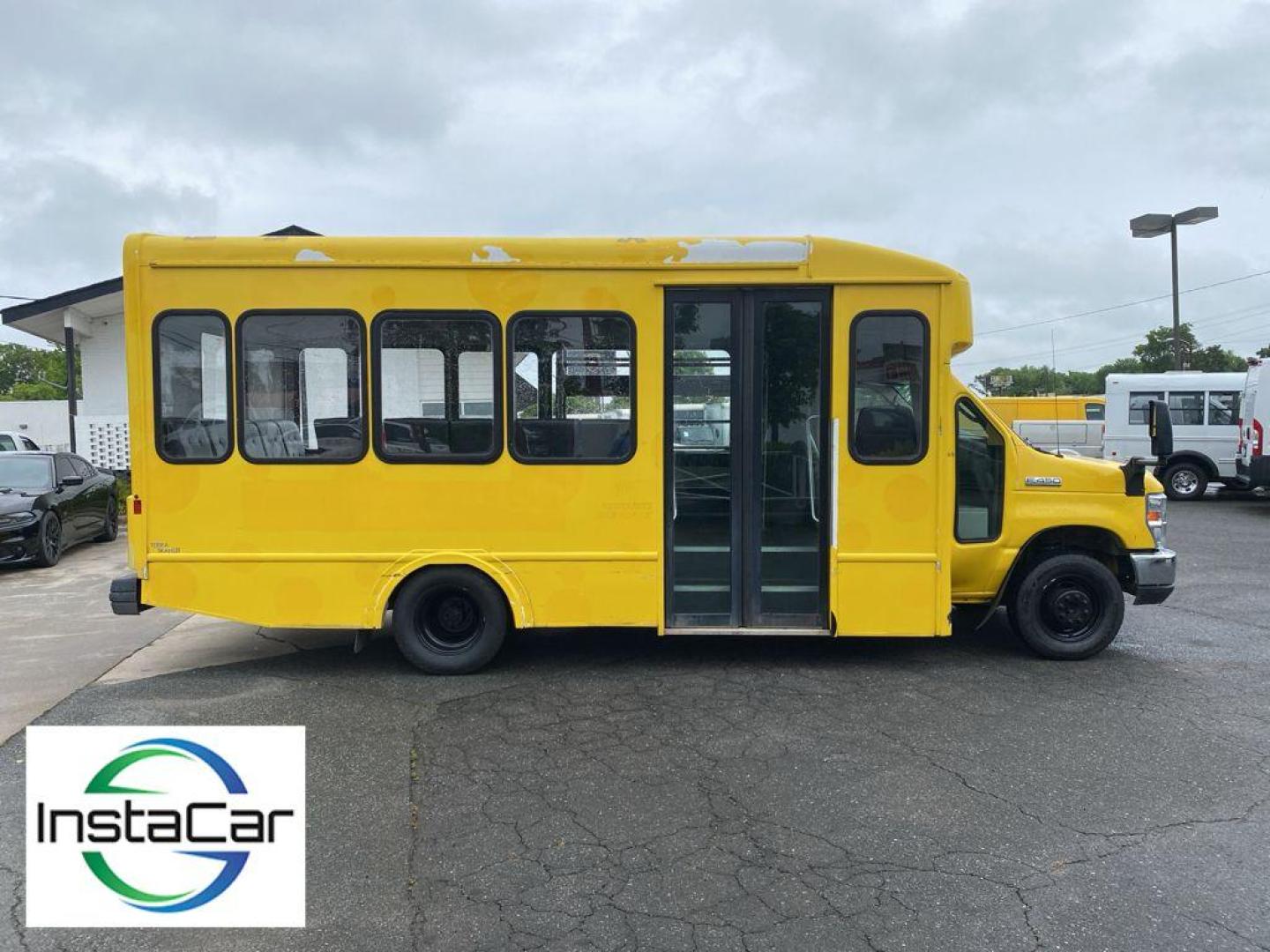 2019 Oxford White /Medium Flint Ford E-450 Super Duty Base (1FDFE4FS8KD) with an V10, 6.8L (415 CID) engine, 6-speed automatic transmission, located at 3147 E Independence Blvd, Charlotte, NC, 28205, 35.200268, -80.773651 - <b>Equipment</b><br>The vehicle shines with clean polished lines coated with an elegant white finish. This 2019 Ford E-450 Super Duty E-Series has a V10, 6.8L (415 CID) high output engine. This unit is rear wheel drive. Maintaining a stable interior temperature in this 1 1/2 ton van is easy with the - Photo#11