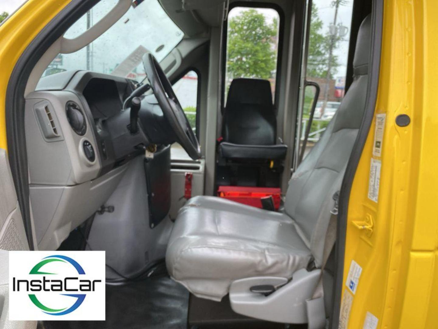 2019 Oxford White /Medium Flint Ford E-450 Super Duty Base (1FDFE4FS8KD) with an V10, 6.8L (415 CID) engine, 6-speed automatic transmission, located at 3147 E Independence Blvd, Charlotte, NC, 28205, 35.200268, -80.773651 - <b>Equipment</b><br>The vehicle shines with clean polished lines coated with an elegant white finish. This 2019 Ford E-450 Super Duty E-Series has a V10, 6.8L (415 CID) high output engine. This unit is rear wheel drive. Maintaining a stable interior temperature in this 1 1/2 ton van is easy with the - Photo#17