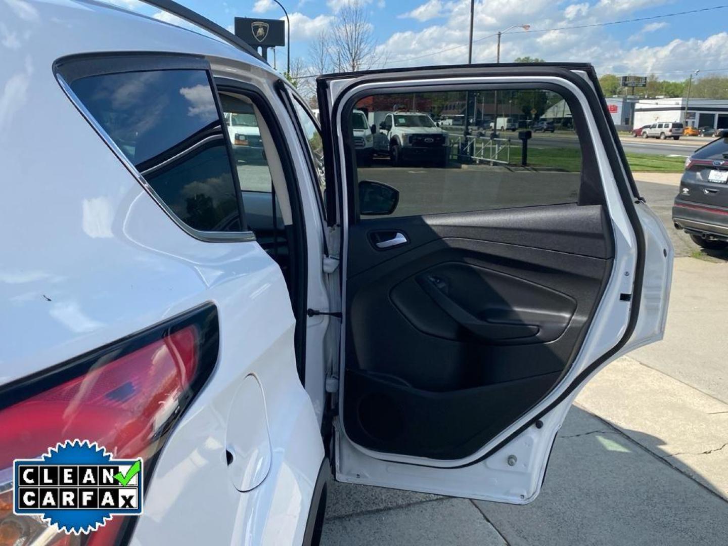 2018 Oxford White /Charcoal Black Ford Escape SE (1FMCU0GD3JU) with an 4 Cyl, 1.5L engine, 6-speed automatic transmission, located at 6520 E. Independence Blvd., Charlotte, NC, 28212, 35.146019, -80.723465 - Photo#19