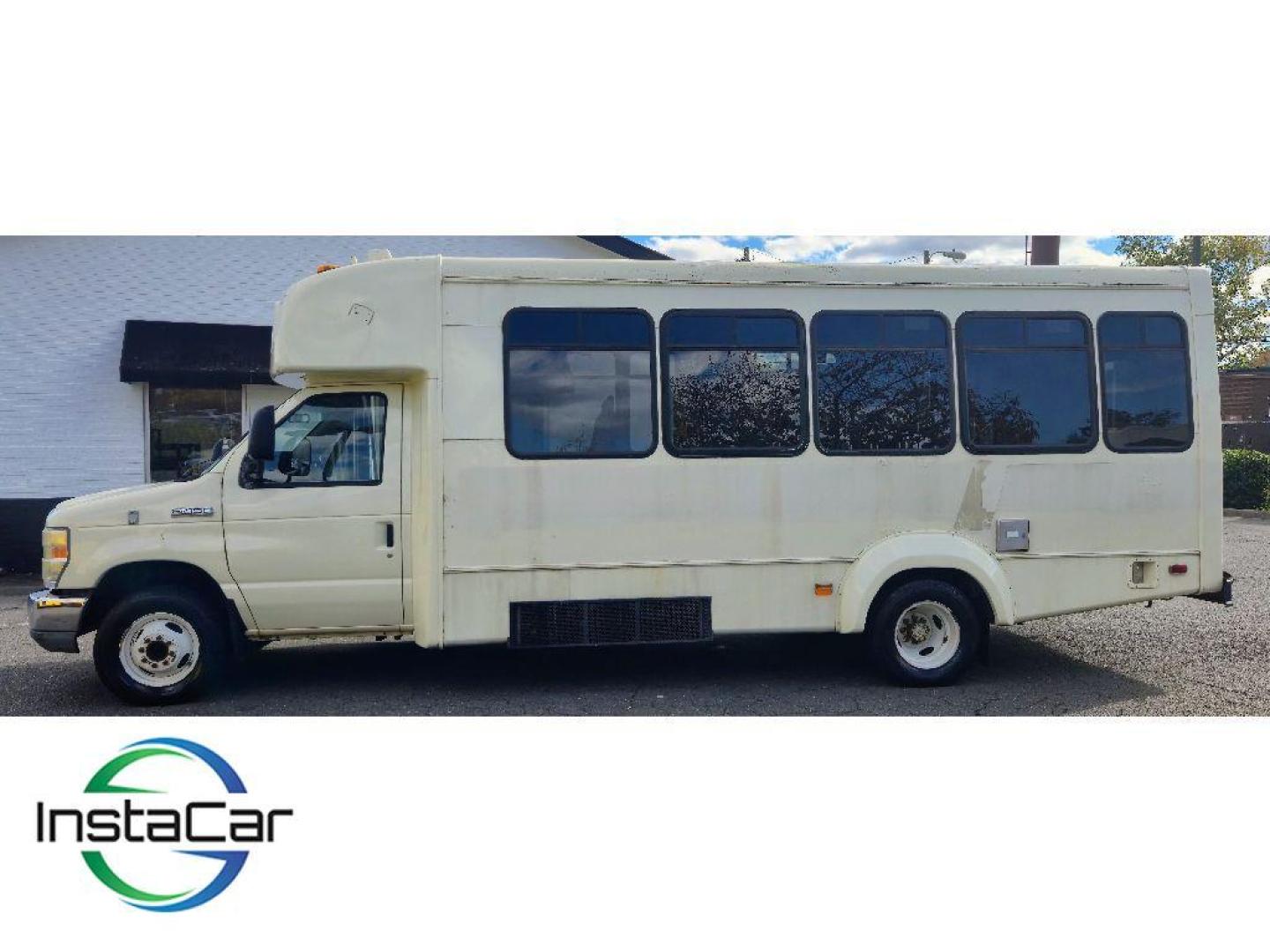 2011 Oxford White /Medium Flint Ford E-450 Super Duty Base (1FDFE4FS4BD) with an V10, 6.8L (415 CID) engine, 5-speed automatic transmission, located at 6520 E. Independence Blvd., Charlotte, NC, 28212, 35.146019, -80.723465 - <b>Equipment</b><br>Maintaining a stable interior temperature in the vehicle is easy with the climate control system. Enjoy the incredible handling with the rear wheel drive on the Ford E-450 Super Duty. This model has a V10, 6.8L (415 CID) high output engine. This unit embodies class and sophistica - Photo#5