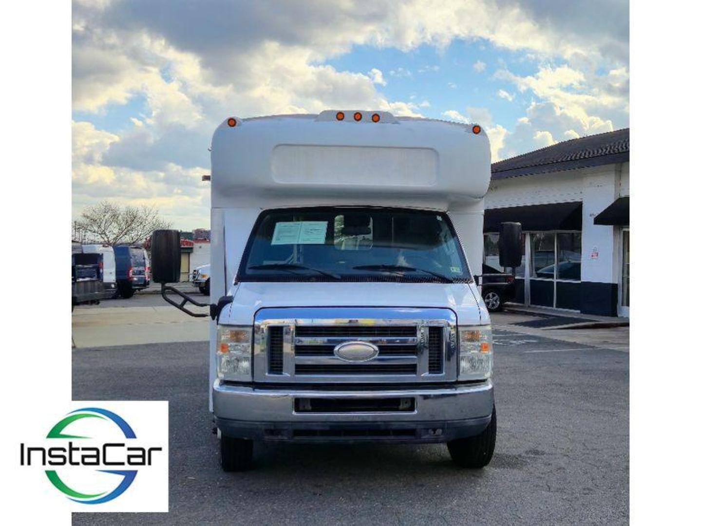 2014 Oxford White /Medium Flint Ford E-450 Super Duty Base (1FDFE4FS4ED) with an V10, 6.8L (415 CID) engine, 5-speed automatic transmission, located at 6520 E. Independence Blvd., Charlotte, NC, 28212, 35.146019, -80.723465 - <b>Equipment</b><br>Enjoy the incredible handling with the rear wheel drive on this unit. This unit shines with clean polished lines coated with an elegant white finish. The Ford E-450 Super Duty has a V10, 6.8L (415 CID) high output engine. Maintaining a stable interior temperature in this Ford E-4 - Photo#3