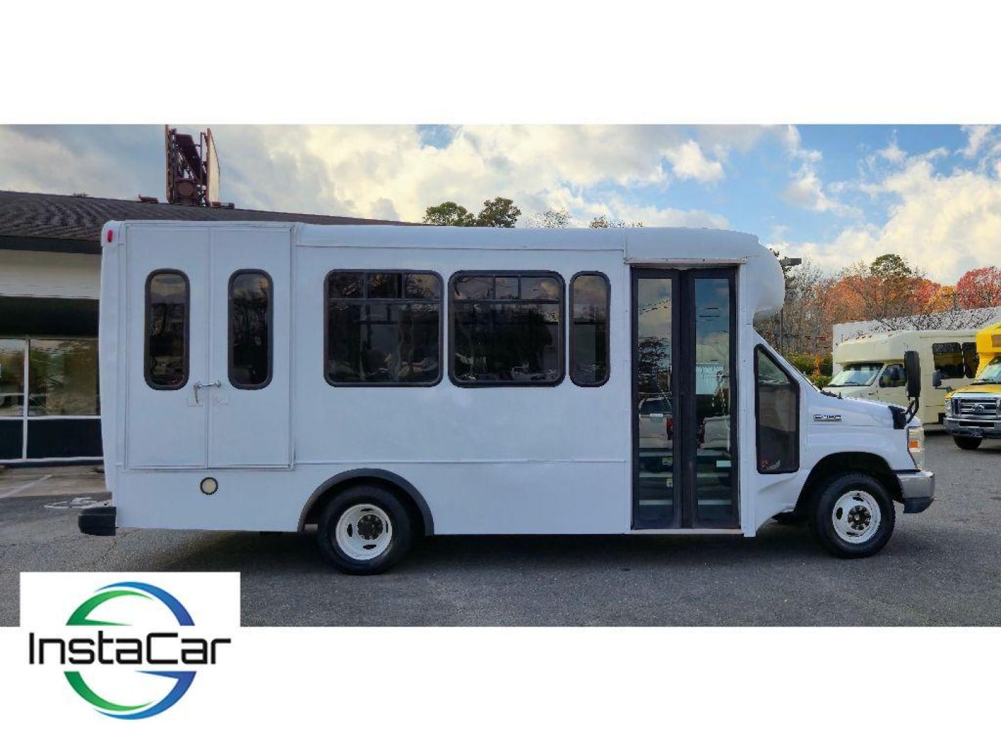 2014 Oxford White /Medium Flint Ford E-450 Super Duty Base (1FDFE4FS4ED) with an V10, 6.8L (415 CID) engine, 5-speed automatic transmission, located at 6520 E. Independence Blvd., Charlotte, NC, 28212, 35.146019, -80.723465 - <b>Equipment</b><br>Enjoy the incredible handling with the rear wheel drive on this unit. This unit shines with clean polished lines coated with an elegant white finish. The Ford E-450 Super Duty has a V10, 6.8L (415 CID) high output engine. Maintaining a stable interior temperature in this Ford E-4 - Photo#4