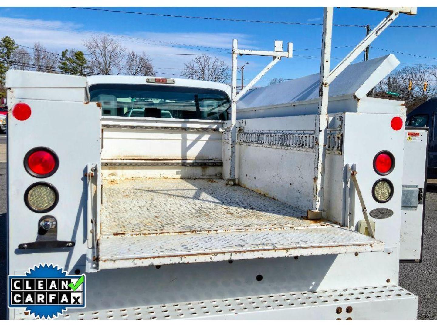 2016 Oxford White /Steel Ford F-350 XL (1FD7X3B67GE) with an V8, 6.2L engine, 6-speed automatic transmission, located at 6520 E. Independence Blvd., Charlotte, NC, 28212, 35.146019, -80.723465 - <b>Equipment</b><br>This 2016 Ford F-350 Super Duty has a clean CARFAX vehicle history report. This model has four wheel drive capabilities. A trailer braking system is already installed on this Ford F-350. This 1 ton pickup has a V8, 6.2L high output engine. Set the temperature exactly where you ar - Photo#18