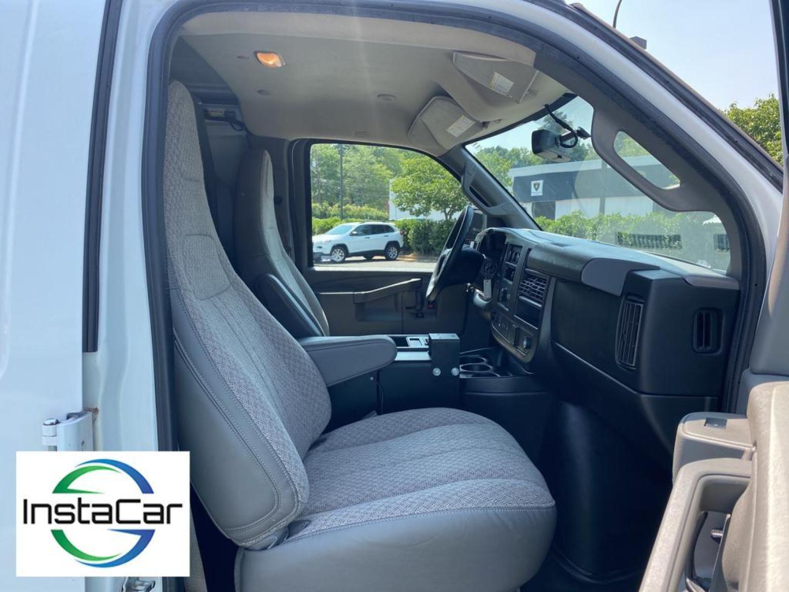 2018 Summit White /Medium Pewter Chevrolet Express Work Van (1GCWGAFG9J1) with an V8, 6.0L engine, 6-speed automatic transmission, located at 3147 E Independence Blvd, Charlotte, NC, 28205, 35.200268, -80.773651 - Photo #23